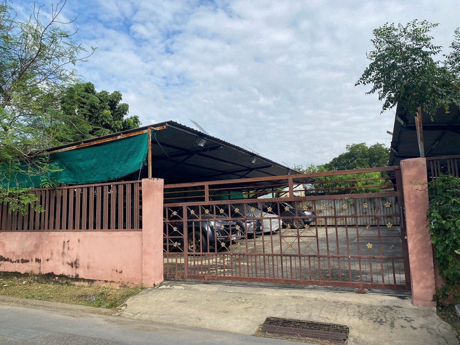 Land for sale, 88 square wah, Nong Khaem, with parking garage for rent. Can generate income immediately. Selling price is only 3.5 million baht. Land for sale, 88 square wah, Nong Khaem, with parking garage for rent. Can generate income immediately. Selling price is only 3.5 million baht.