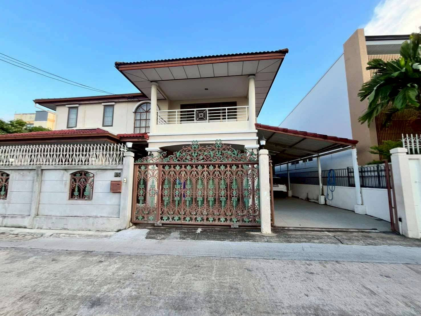 2-story detached house for sale, lots of space, good location, Soi Lat Phrao 64, special price before renovation (N.2231)