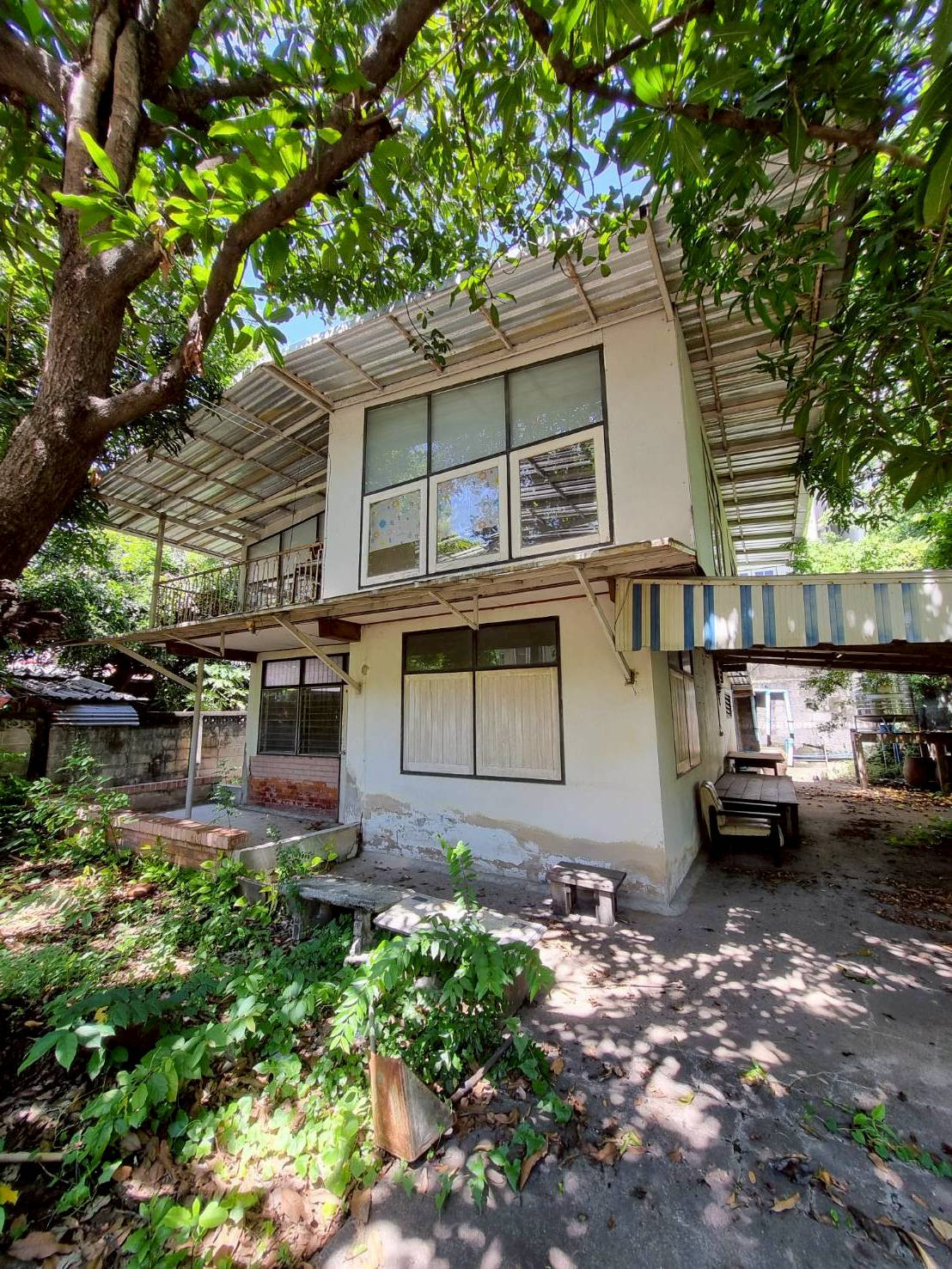 For sale/rent, house with land, 92 sq m., can be renovated to be a cafe/studio. (Company registration possible) Sukhumvit 109 near BTS Bearing.
