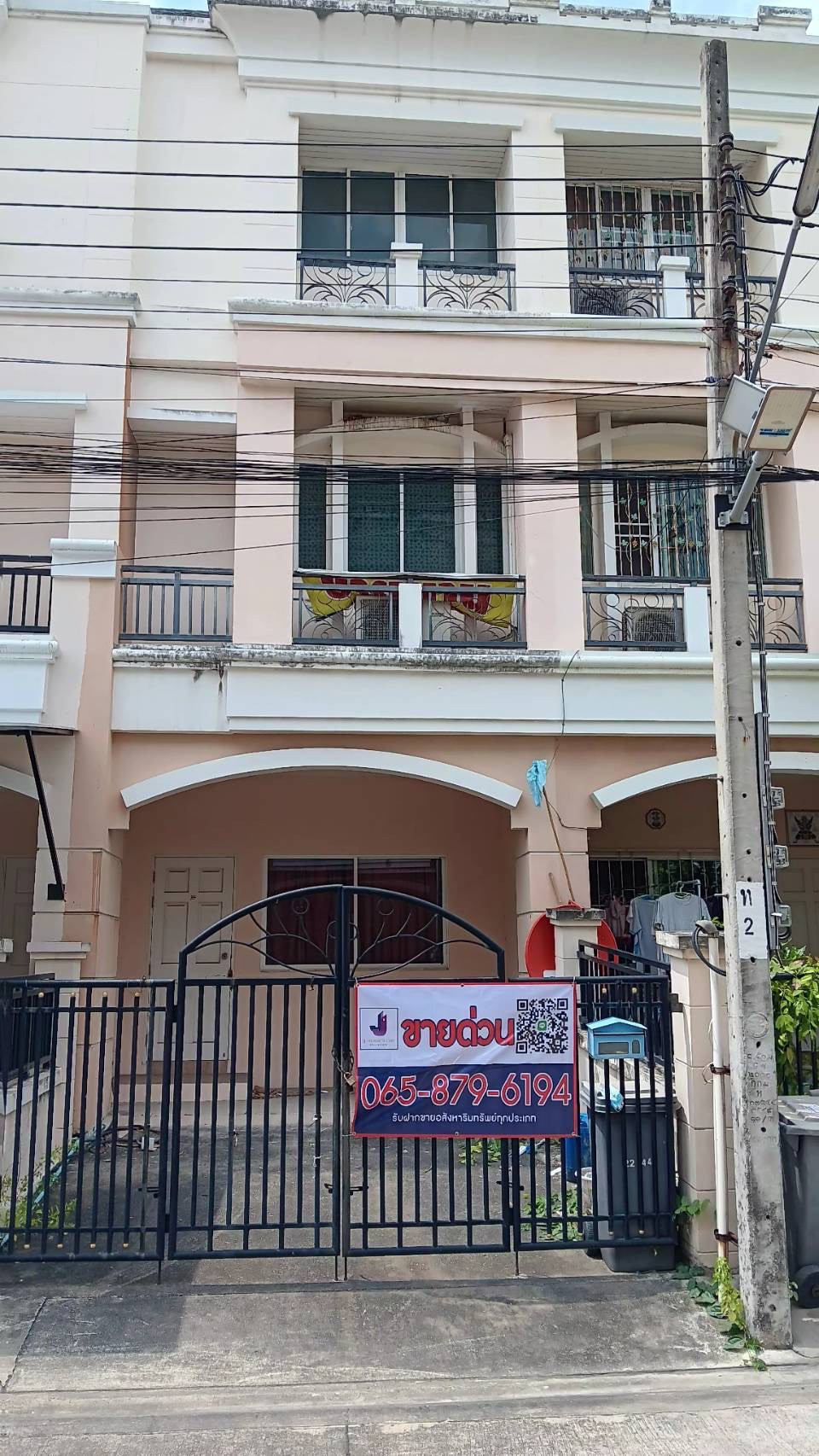 Cheapest price, 3-story townhome with plenty of usable space. Near Sathorn, only 10 minutes.