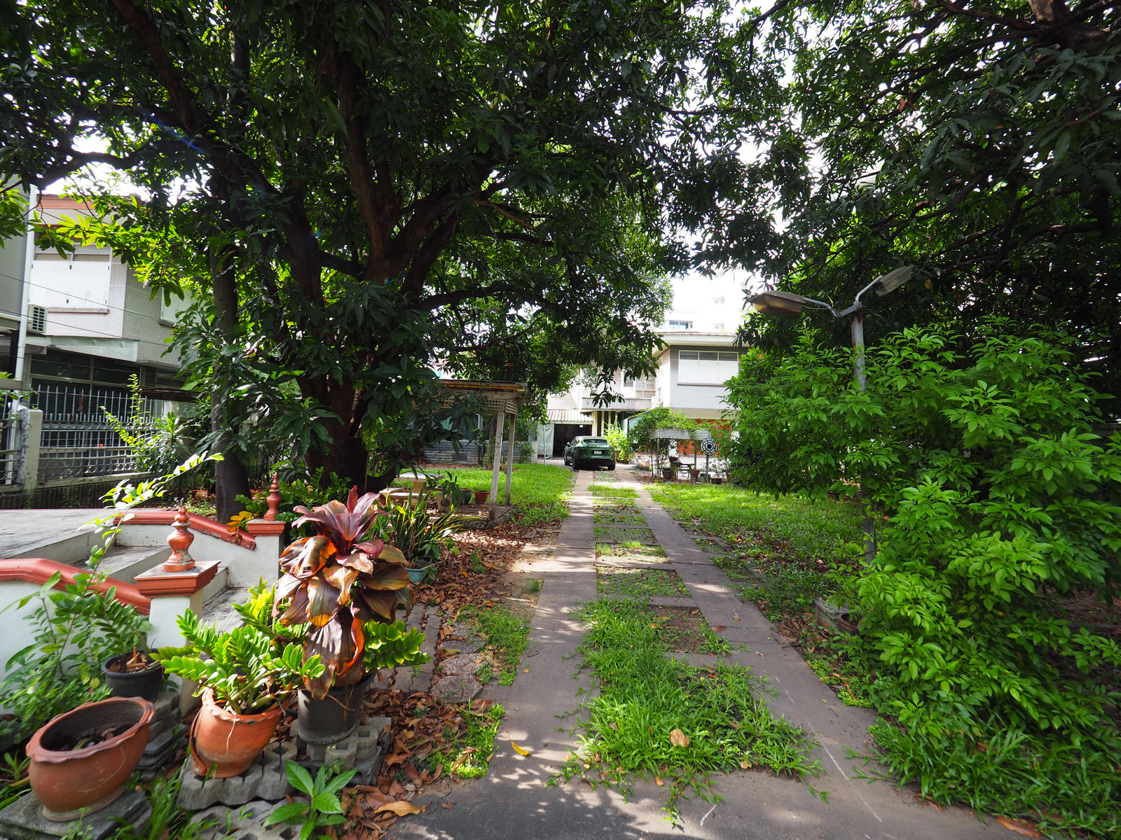 Land 22 meters frontage × 37 meters depth, located on the main Naradhiwas Rajanagarindra Road.