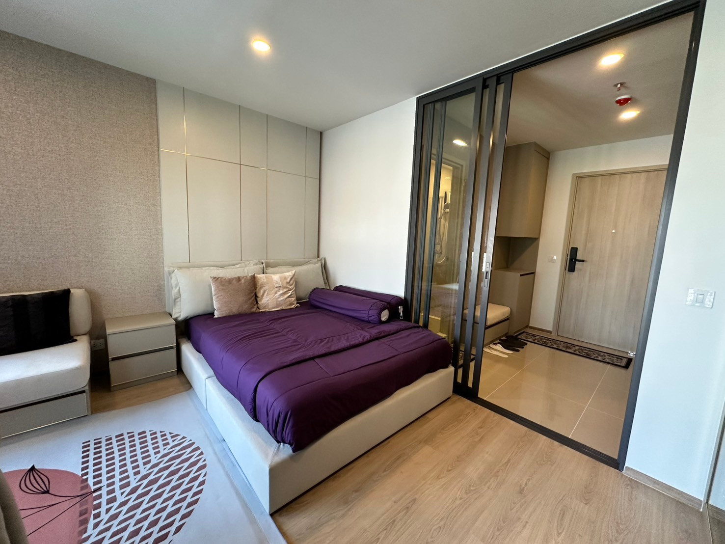 🏙️ For rent Life Rama 4 - Asoke, beautiful room decorated in warm tones.  Good natural light, city view