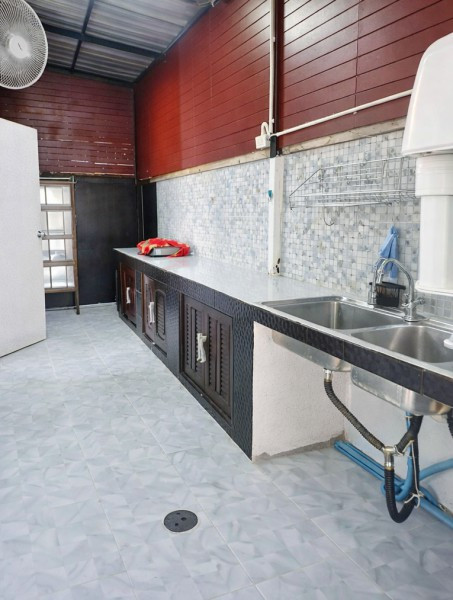 Sriwaree Fresh Market 900 m. LatKrabang54 For rent 2-story corner Massive townhome 3bed 2bath – รูปที่ 2