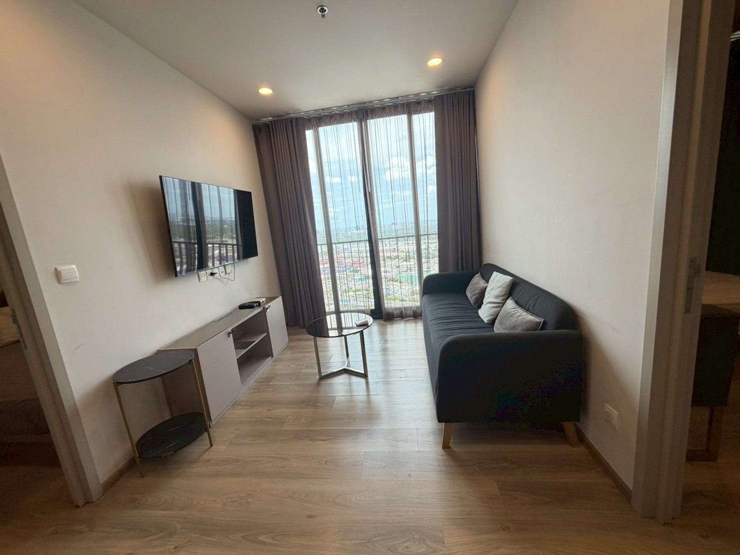 Condo for rent Oka Haus Sukhumvit 36, high floor, 2 bedrooms, near BTS Thonglor (Rt-01) Condo for rent Oka Haus Sukhumvit 36, high floor, 2 bedrooms, near BTS Thonglor (Rt-01)