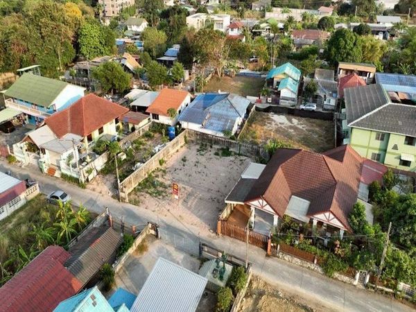 ขายที่ดินศรีราชา หนองยายบู่ พร้อมสร้างบ้าน ใกล้โรบินสัน มี 2 แปลง แบ่งขายได้