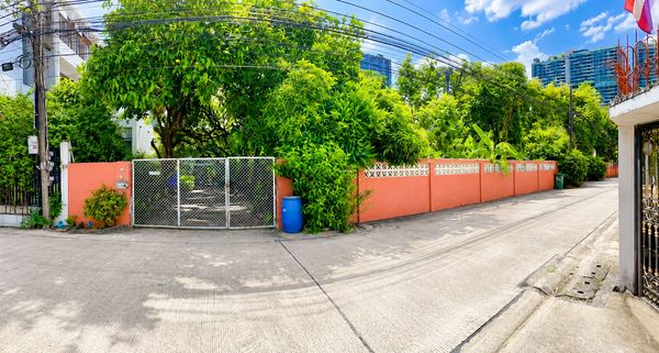 Land for sale in Lat Phrao With building 398 sq m., Soi Lat Phrao 1, intersection 4-5, near Central Lat Phrao and MRT Phahon Yothin.