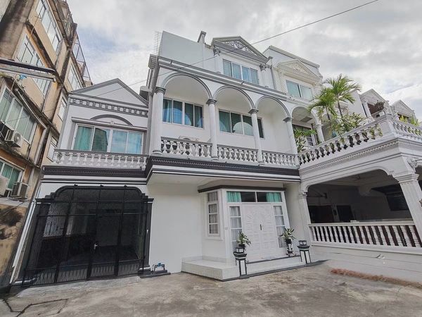 Renovated 6 Bedroom Pet Friendly House with Large Usable Area in Rama 3 Near Sathorn Silom Close to King’s College and Central Rama 3 Suitable for Residence or Home Office