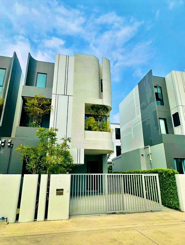 🏡✨ For rent: The Forest Prime Pool Villa, luxury pool villa. Near Suvarnabhumi Airport 🔥Rent only 65,000 baht/month 🛏️ 3 bedrooms | 🚿 4 bathrooms | 🏊‍♂️ Private swimming pool