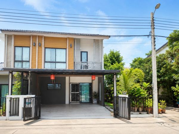 Sriwaree Fresh Market 900 m. LatKrabang54 For rent 2-story corner Massive townhome 3bed 2bath