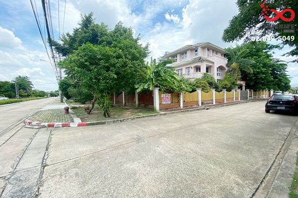 3 detached houses for sale on 546 sq m of land, corner plot, Ying Ruay Niwet. Chaengwattana-Prachachuen Along the Prapa Canal