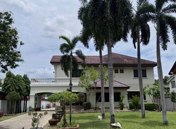 Large pet-friendly house for rent with expansive garden ideal for home office in Ngamwongwan area near lifestyle hubs
