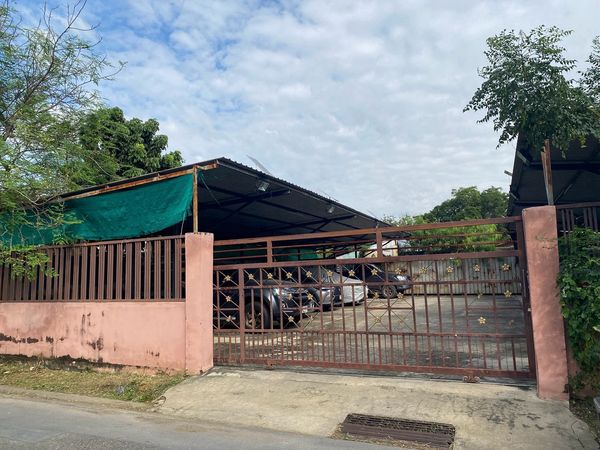 Land for sale, 88 square wah, Nong Khaem, with parking garage for rent. Can generate income immediately. Selling price is only 3.5 million baht.