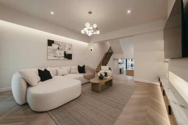 🔥🔥32063🔥🔥 Townhome for rent near Ekkamai-Thonglor, walking distance to BTS Phra Khanong. 📍 Excellent location in the heart of Ekkamai.🌐 LINE ID: @fastforrentcondo