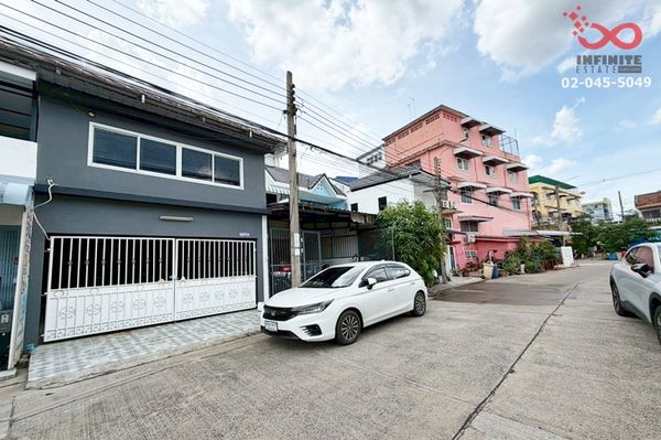 Townhouse for sale, 2 floors, 21 sq m, Khem Phet Village, Soi Ramkhamhaeng 58/3, Hua Mak, Bang Kapi, near MRT Lam Sali.