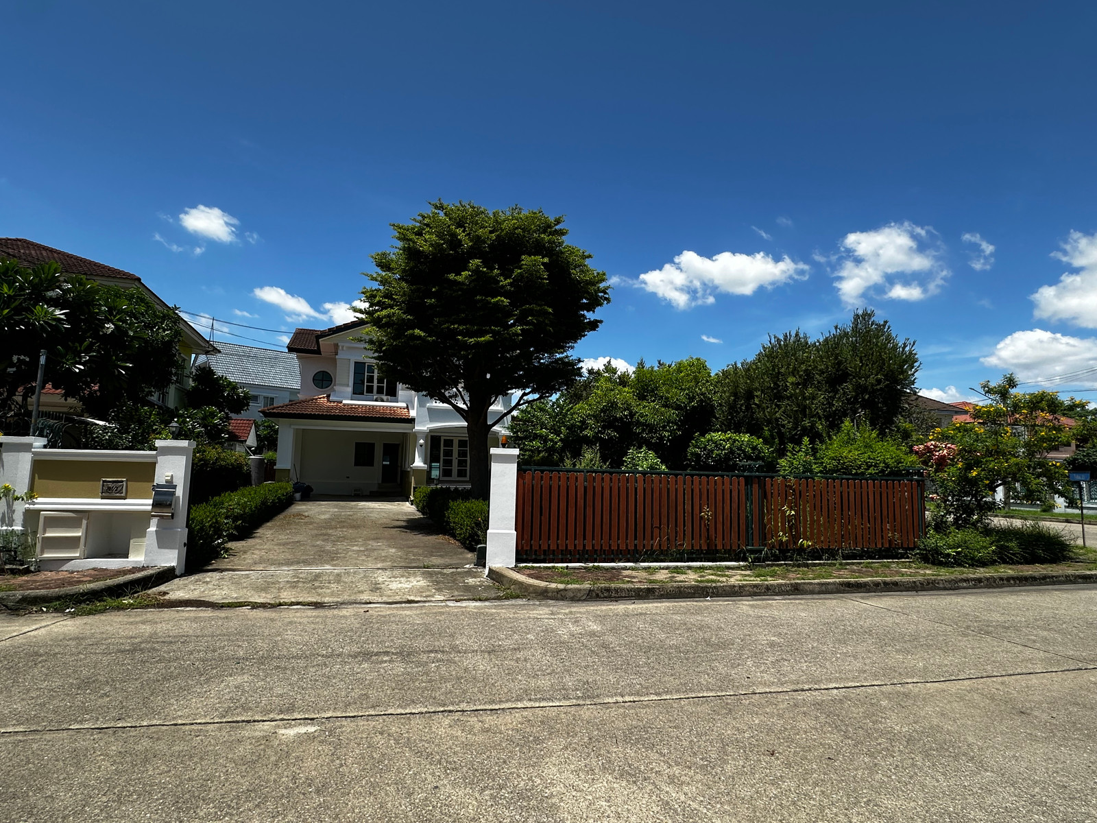 Two-story detached house, corner plot With private swimming pool  Renovated, ready to move in, complete functions, selling at a special price.