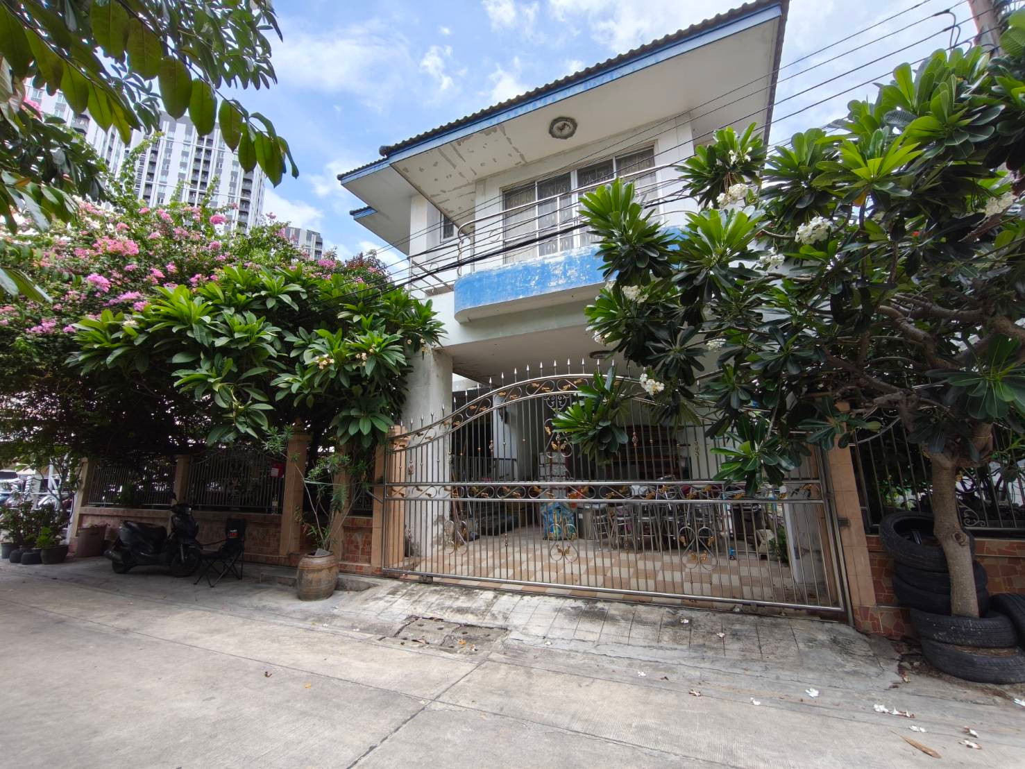 3-story detached house for sale, potential location Huai Khwang - Pracha Uthit, near MRT Huai Khwang | Suitable for living, home office or investment.