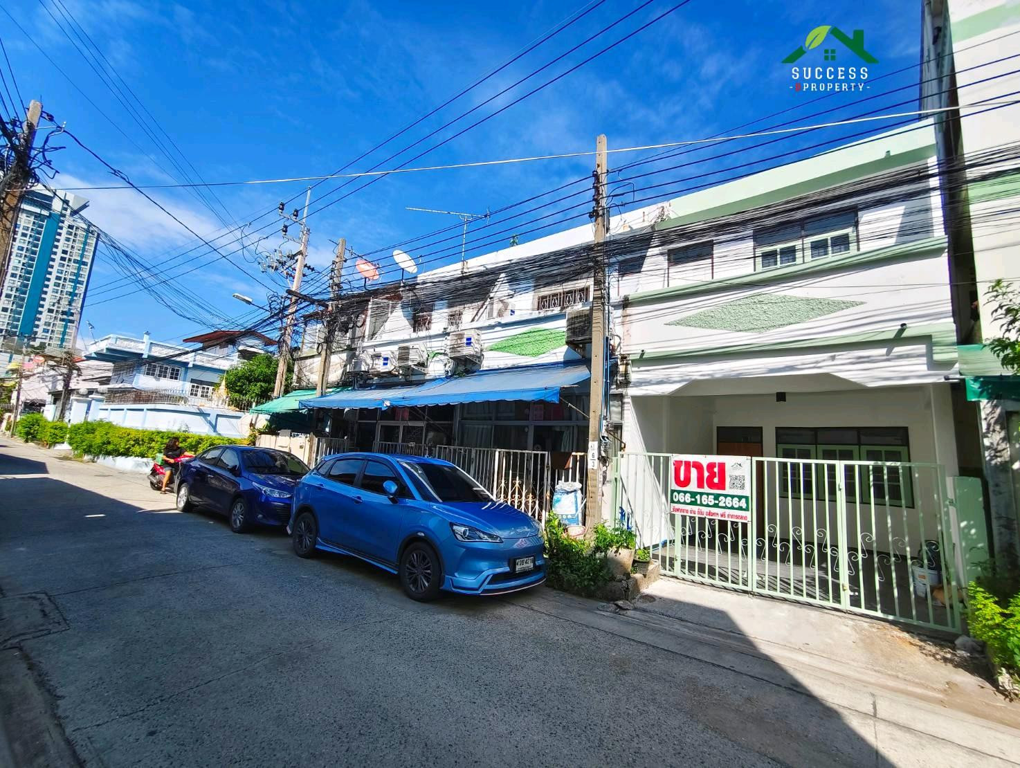 Cheap townhouse for sale, 3 bedrooms, newly renovated, good condition, location on Sukhumvit Road, near BTS Skytrain station, only 500 meters, near Robinson Samut Prakan Department Store. Cheap townhouse for sale, 3 bedrooms, newly renovated, good condition, location on Sukhumvit Road, near BTS Skytrain station, only 500 meters, near Robinson Samut Prakan Department Store.