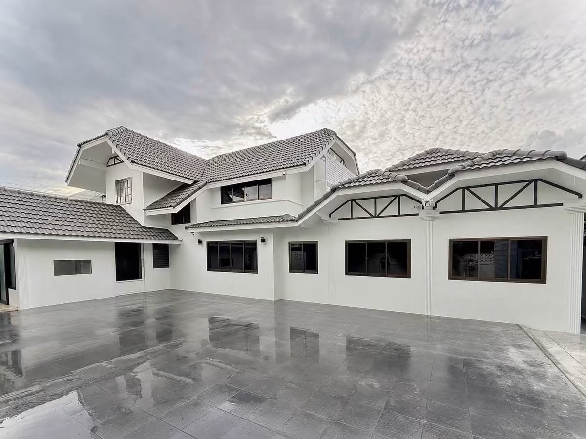 Detached House on Nawamin ideal for Home Office and Business Use near lifestyle malls and hospitals available for sale or rent with flexible space for operations

