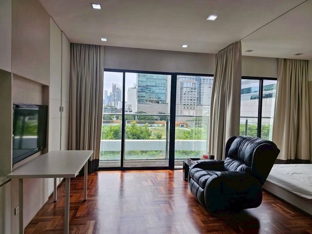 Condo for sale Chidlom near BTS Chidlom next to Central Chidlom and Central Embassy large unit convertible to 2 bedrooms 83 sq.m Sukhumvit Bangkok Condo for sale Chidlom near BTS Chidlom next to Central Chidlom and Central Embassy large unit convertible to 2 bedrooms 83 sq.m Sukhumvit Bangkok