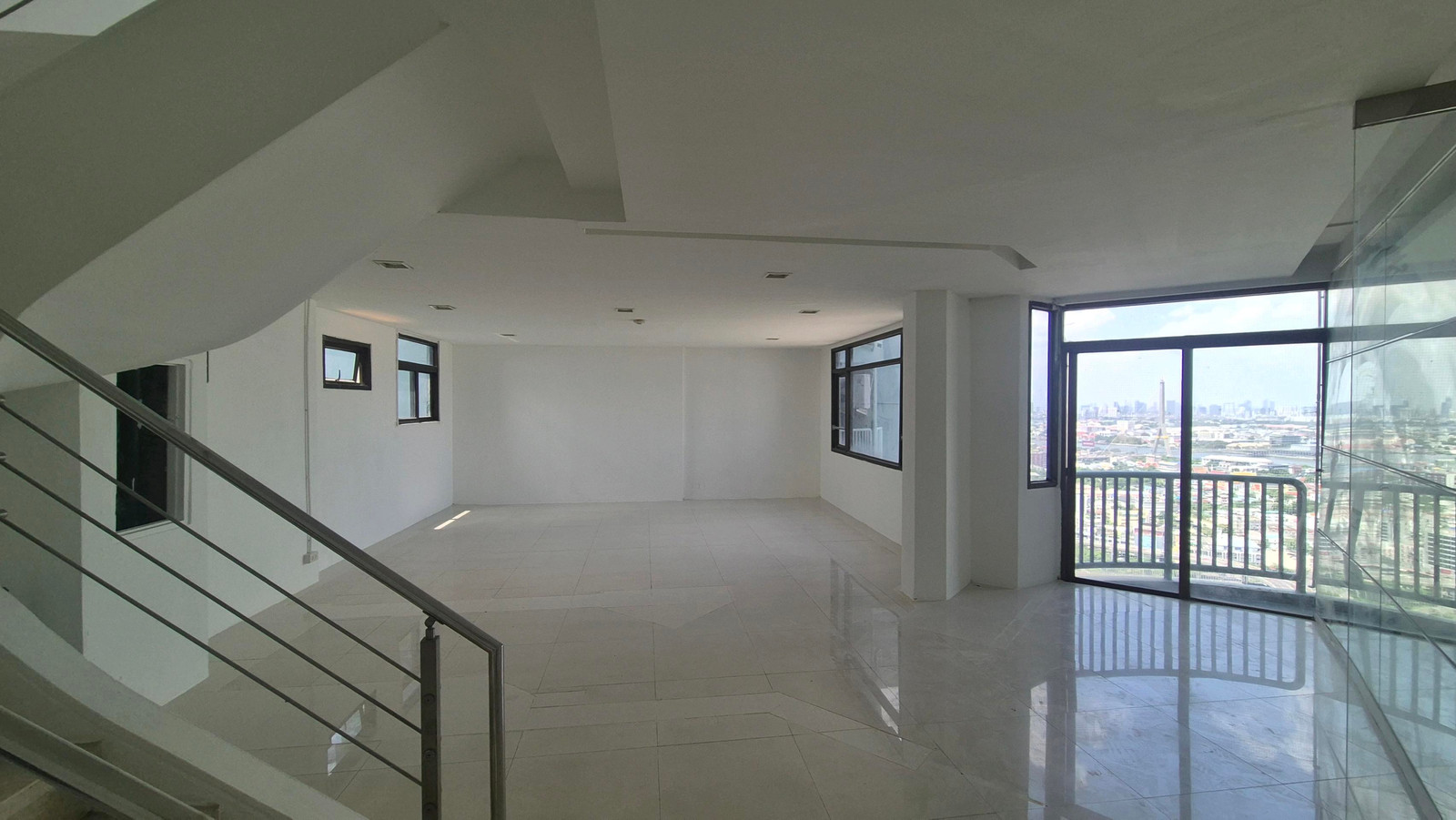 Penthhouse duplex room for sale, beautiful view, lower than appraised price. Penthhouse duplex room for sale, beautiful view, lower than appraised price.