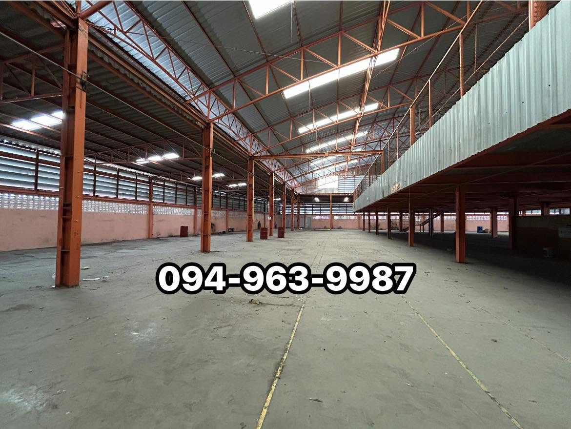 Factory warehouse for rent, Phetkasem, Phutthamonthon Sai 4, completely renovated, size 2,700 square meters, 3-phase electricity, floor can support a weight of 2 tons per square meter, trailer can easily enter and exit, wide alley road.