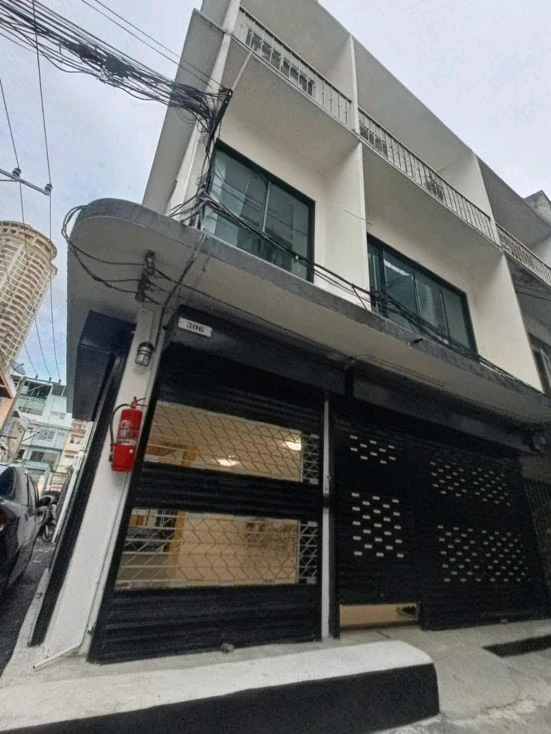 กำลังมองหาบ้านเช่าใจกลางเมือง เดินทางสะดวก และเลี้ยงสัตว์ได้? หลังนี้ตอบโจทย์ค่ะ 🏡🐶😸✨ รายละเอียดบ้าน• อาคารพาณิชย์ 3 ชั้นมีดาดฟ้าห้องหัวมุม (1ห้องครึ่ง)หน้ากว้าง 6 เมตรRevovated ใหม่ทั้งหลัง• พื้นที่ใช้สอยกว่า 200 ตร.ม🛏️ 3 ห้องนอน🛀 2 ห้อ – รูปที่ 2