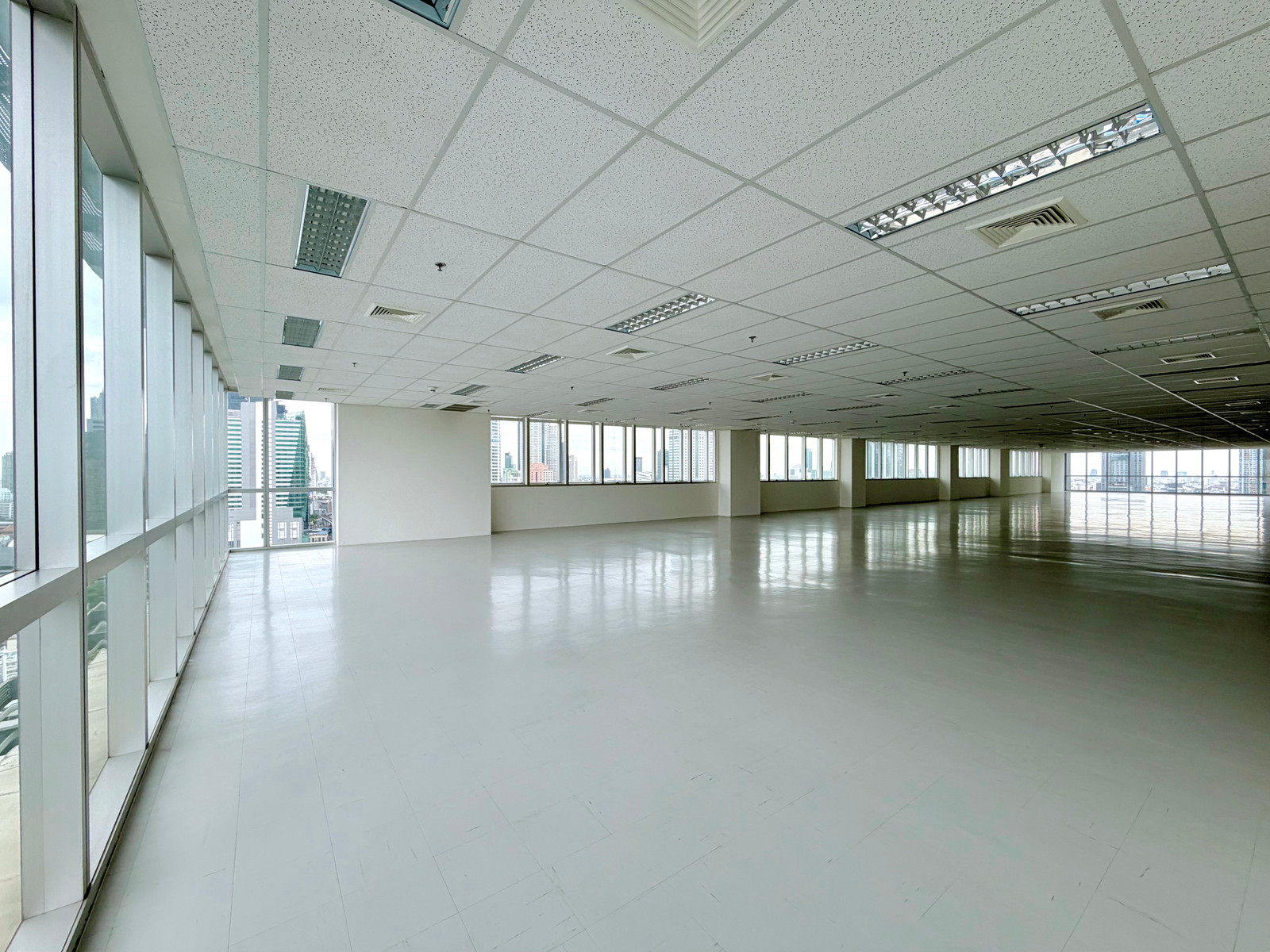 Office next to BTS St. Louis, entire floor, with flexible air con on/off times.