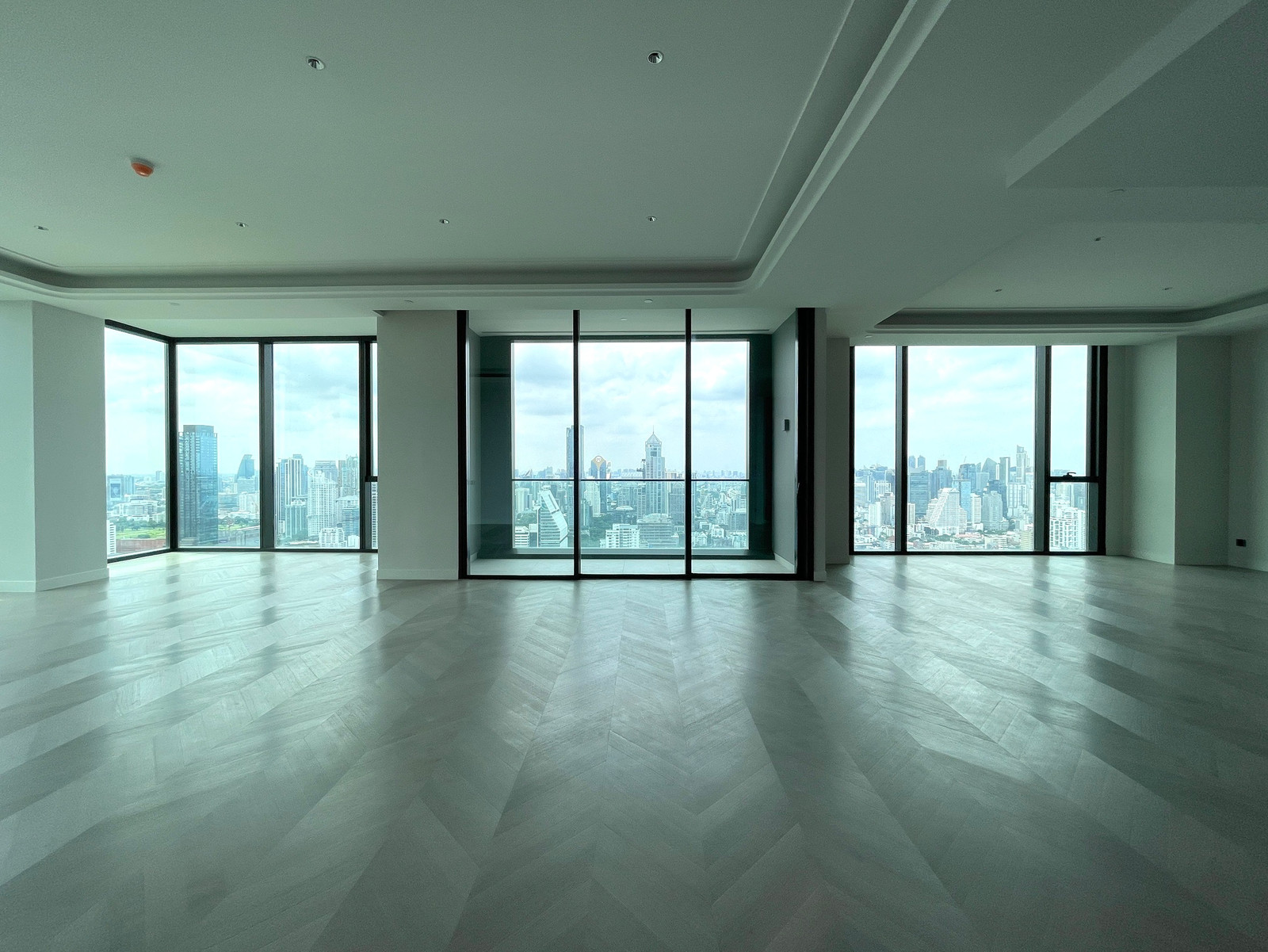 One89 Wireless: 3bed 3.5bath  261.50sqm. 3bed 3.5bath 150,000,000 Am: 0656199198