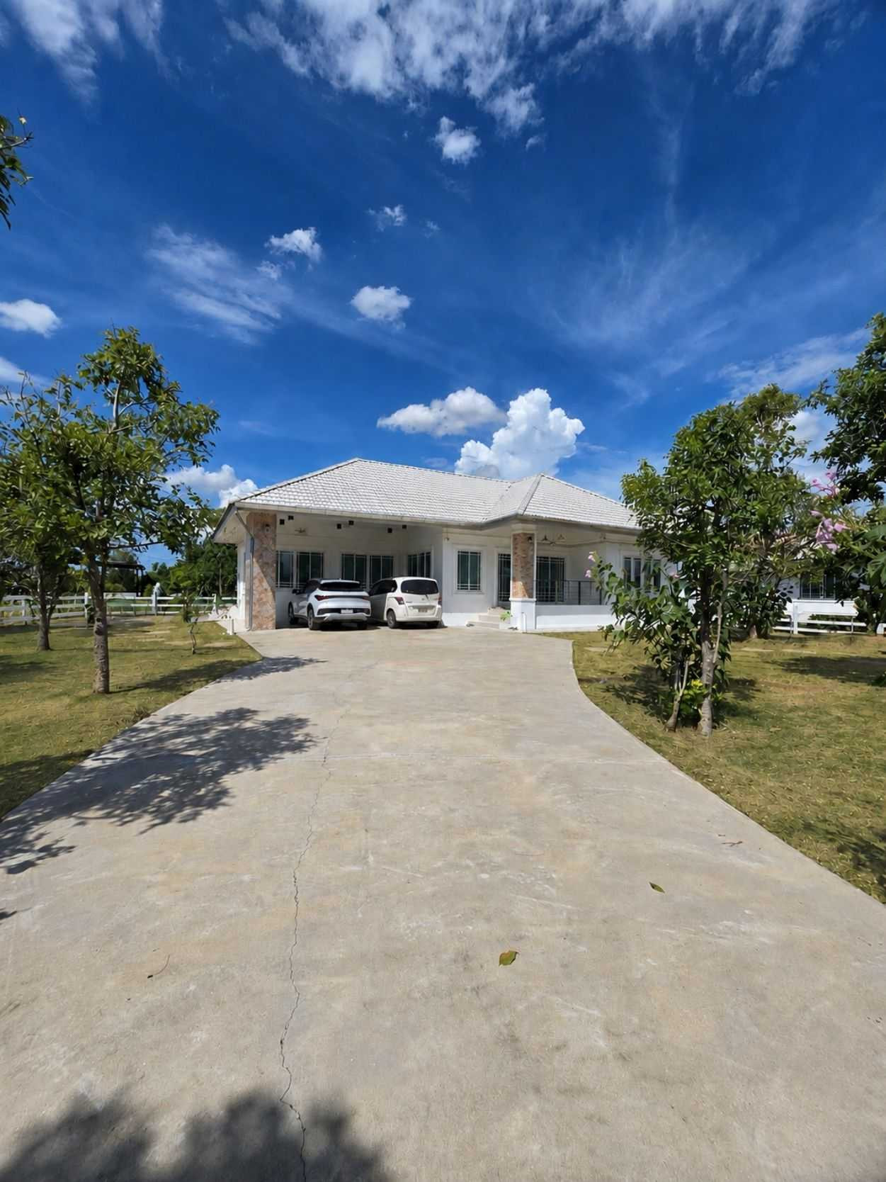 One-story detached house, brand new, on 319 sq m of land, Hua Ro location. One-story detached house, brand new, on 319 sq m of land, Hua Ro location.
