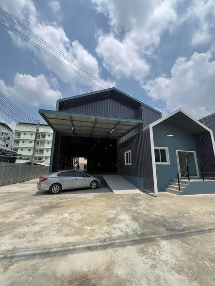 Warehouse for rent, newly built, Khlong 1, Pathum Thani, very good location, not deep in and out of the alley, warehouse size 400 square meters, 3 phase electricity, usable area 735 square meters, ready to move in.