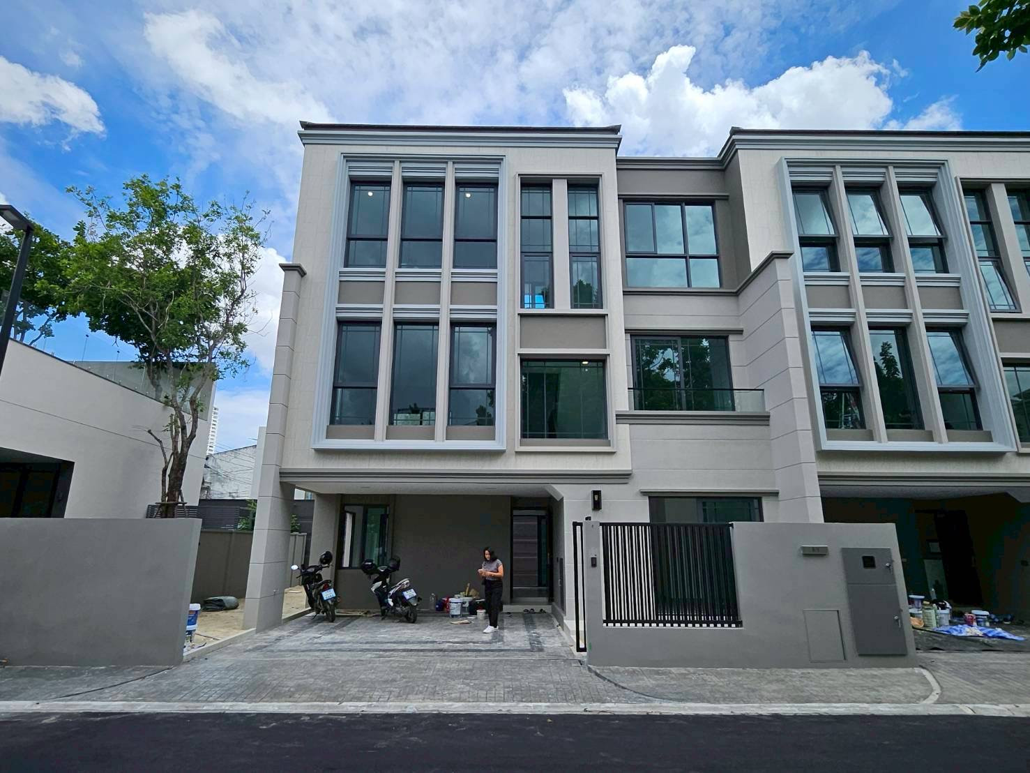 ให้เช่า ทาวน์โฮม Classe Ratchayothin ขนาด 41.6 ตร.วา พทชส 228 ตร.ม 3 ห้องนอน 4 ห้องน้ำ บ้านใหม่ 3 ชั้น วิวสวนและน้ำพุ ใกล้ BTS พหลโยธิน 130,000/เดือน ให้เช่า ทาวน์โฮม Classe Ratchayothin ขนาด 41.6 ตร.วา พทชส 228 ตร.ม 3 ห้องนอน 4 ห้องน้ำ บ้านใหม่ 3 ชั้น วิวสวนและน้ำพุ ใกล้ BTS พหลโยธิน 130,000/เดือน