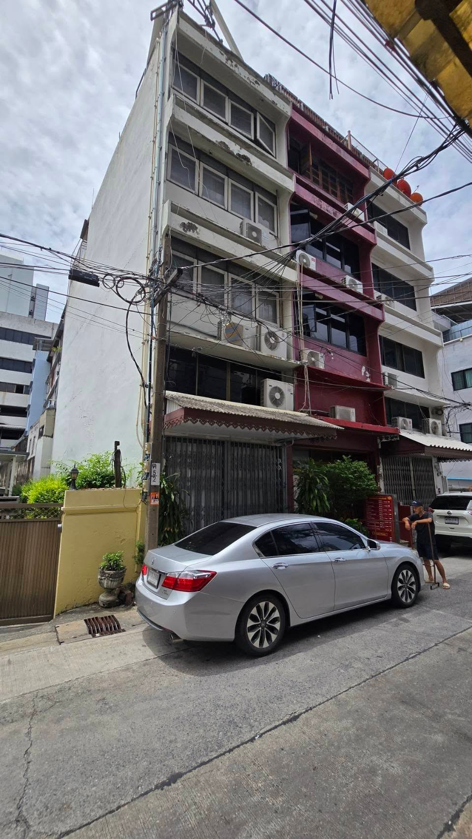 For rent as Hostel - Air BNB, Soi Kasemsan 1, opposite MBK - Siam, 4 storey shophouse + 1 mezzanine, 16 sq m., usable area approximately 270 sq m., 4 bedrooms, 3 bathrooms, 1 parking space, walk to BTS only 300 meters, 1st floor made into a cafe, emphasiz
