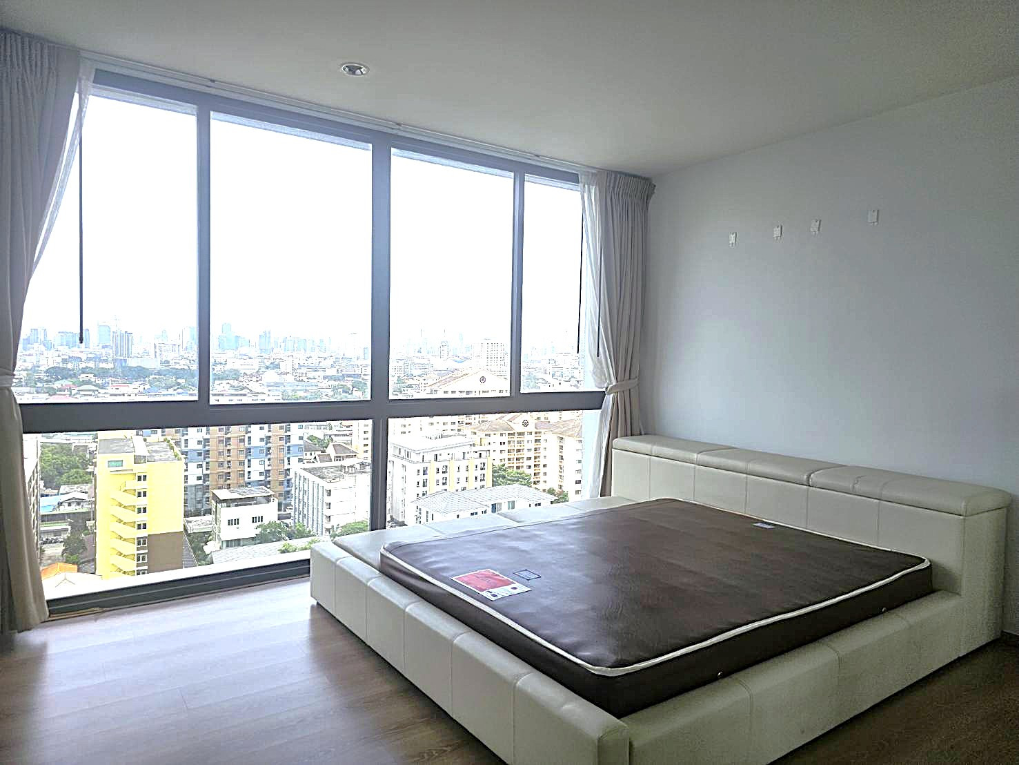 People who like spacious rooms with bathtubs like this! 📍The Issara Ladprao ( RENT ) 1 bedroom 52 sq m, only 20,000 .- ✨ Contact 📞081-152-6154  Shady but convenient, near MRT Lat Phrao