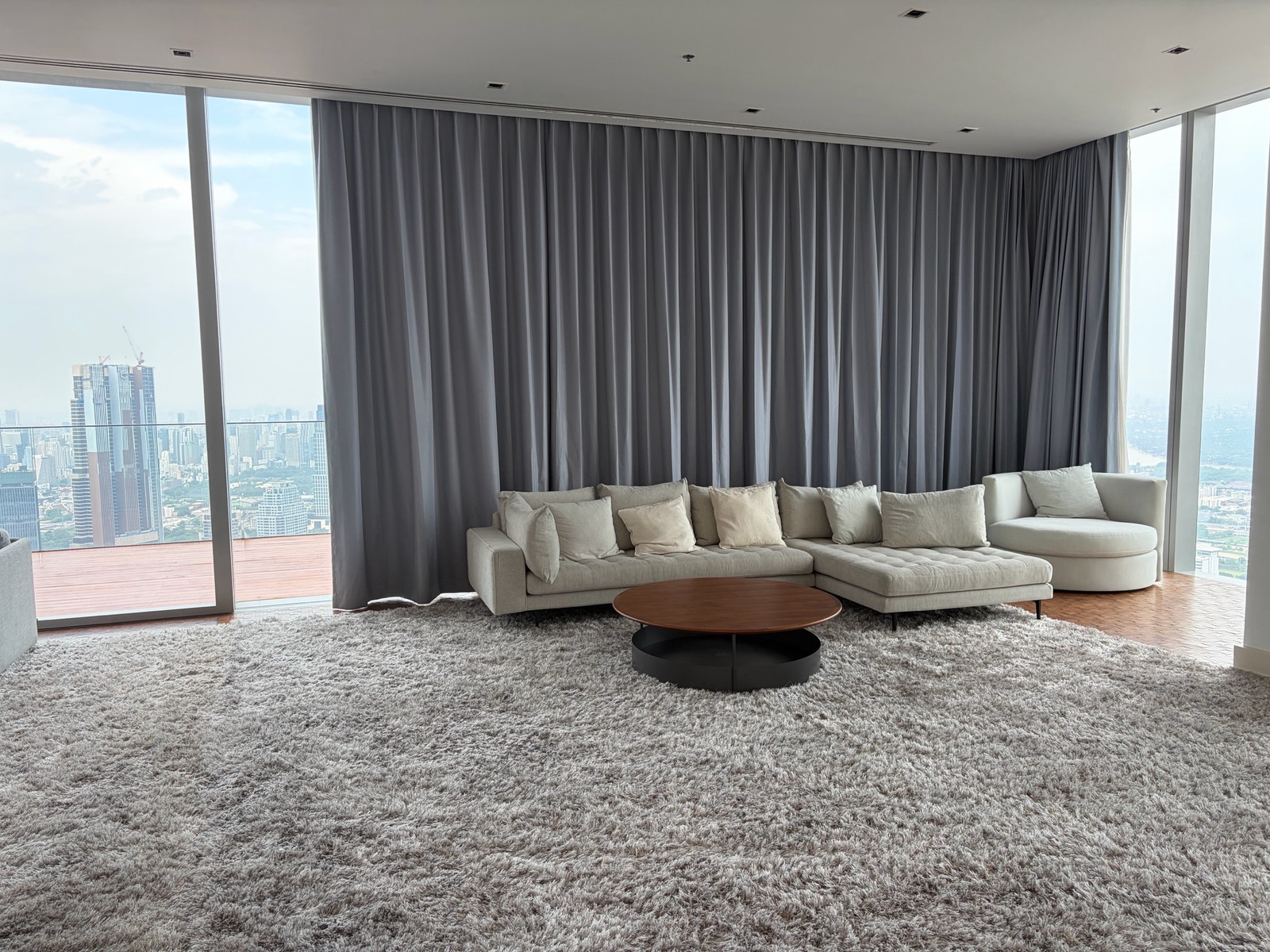World-class luxury condo for rent: The Ritz-Carlton Mahanakhon (500 sq m.), high floor, wide living area 100 sq m., near BTS St. Louis.