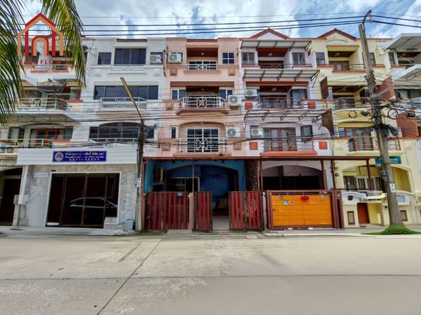 For Sale: 4-story Townhouse, Baan Suan Suetrong, Ladprao, Soi Pradit Manutham 10 (Soi Ruam Namjai), connecting to Ladprao Soi 83 and 87. Townhome near the expressway, home office, close to the Yellow Line MRT Ladprao 83 station and Big C Ladprao.