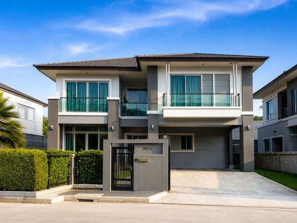 Luxury house for rent, The Palm Krungthep Kreetha-Wongwaen (85.4 sq m.), 4 bedrooms, 5 bathrooms, fully furnished.