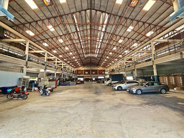 Factory and warehouse for rent Usable area of ​​2,410 square meters, next to a 6-lane main road, near the motorway entrance and Suvarnabhumi Airport, Thap Yao Subdistrict, Lat Krabang District, Bangkok.