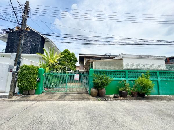 Land for sale with 2-story detached house, Chok Chai 4, Soi 84, Intersection 2-7, 93 sq m, Chok Chai 4 Road, Lat Phrao Wang Han, Senanikom 1, Lat Phrao District, Bangkok, near the expressway, potential location.