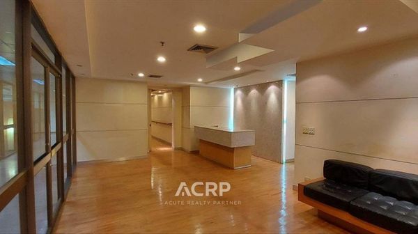 Office space for sale on Phaholyothin Rd. walking in 5 mins to BTS Ari 343 sq.m. Good view