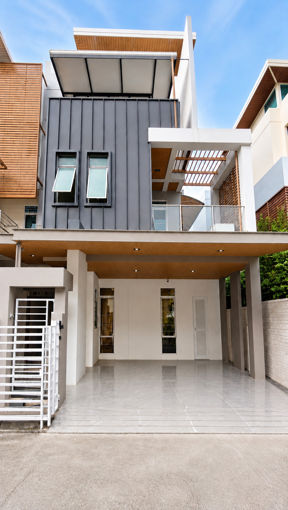 3 and a half story semi-detached house, Iris Residence Village. Along Ramintra Expressway 3 and a half story semi-detached house, Iris Residence Village. Along Ramintra Expressway