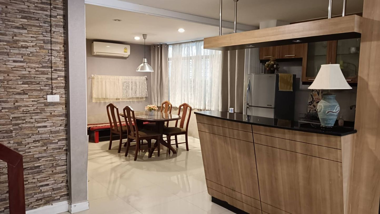 ให้เช่าบ้านเดี่ยวสวยปรับปรุงใหม่ ใจกลางลาดพร้าว42 ทำเลทอง ใกล้ mrt ลาดพร้าวและรถไฟฟ้าสายสีเหลือง เดินทางสะดวกทั้งรถยนต์และรถไฟฟ้า บ้านสวยพร้อมอยู่ บรรยากาศร่มรื่น เหมาะสำหรับอยู่อาศัยหรือทำโฮมออฟฟิศ – รูปที่ 2