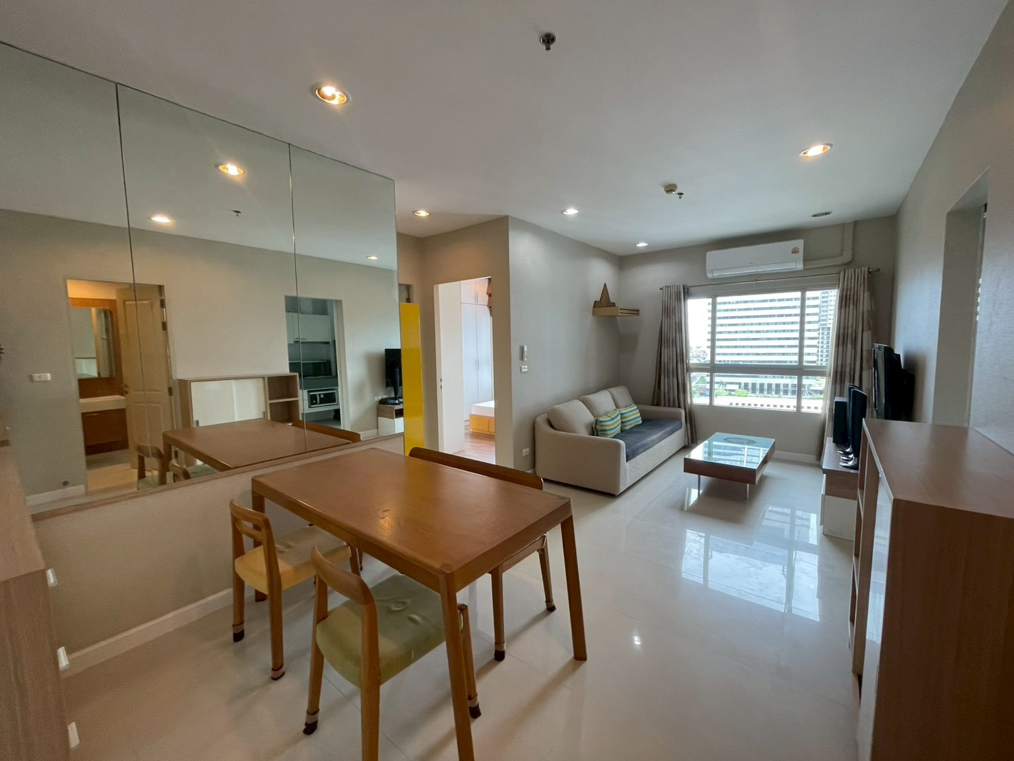 Q House Condo Sathorn, 2 bedrooms, 2 bathrooms, next to BTS Krung Thonburi, ready to move in immediately. Q House Condo Sathorn, 2 bedrooms, 2 bathrooms, next to BTS Krung Thonburi, ready to move in immediately.