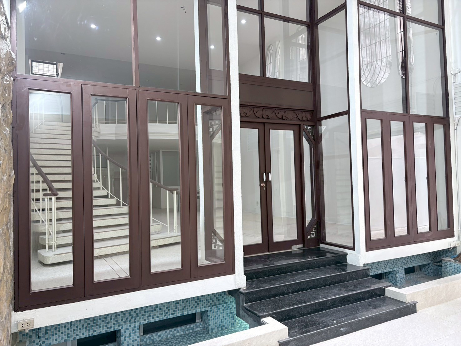 For sale or rent, 7-story townhouse, Soi Sunthornpimon, good location, convenient travel. For sale or rent, 7-story townhouse, Soi Sunthornpimon, good location, convenient travel.