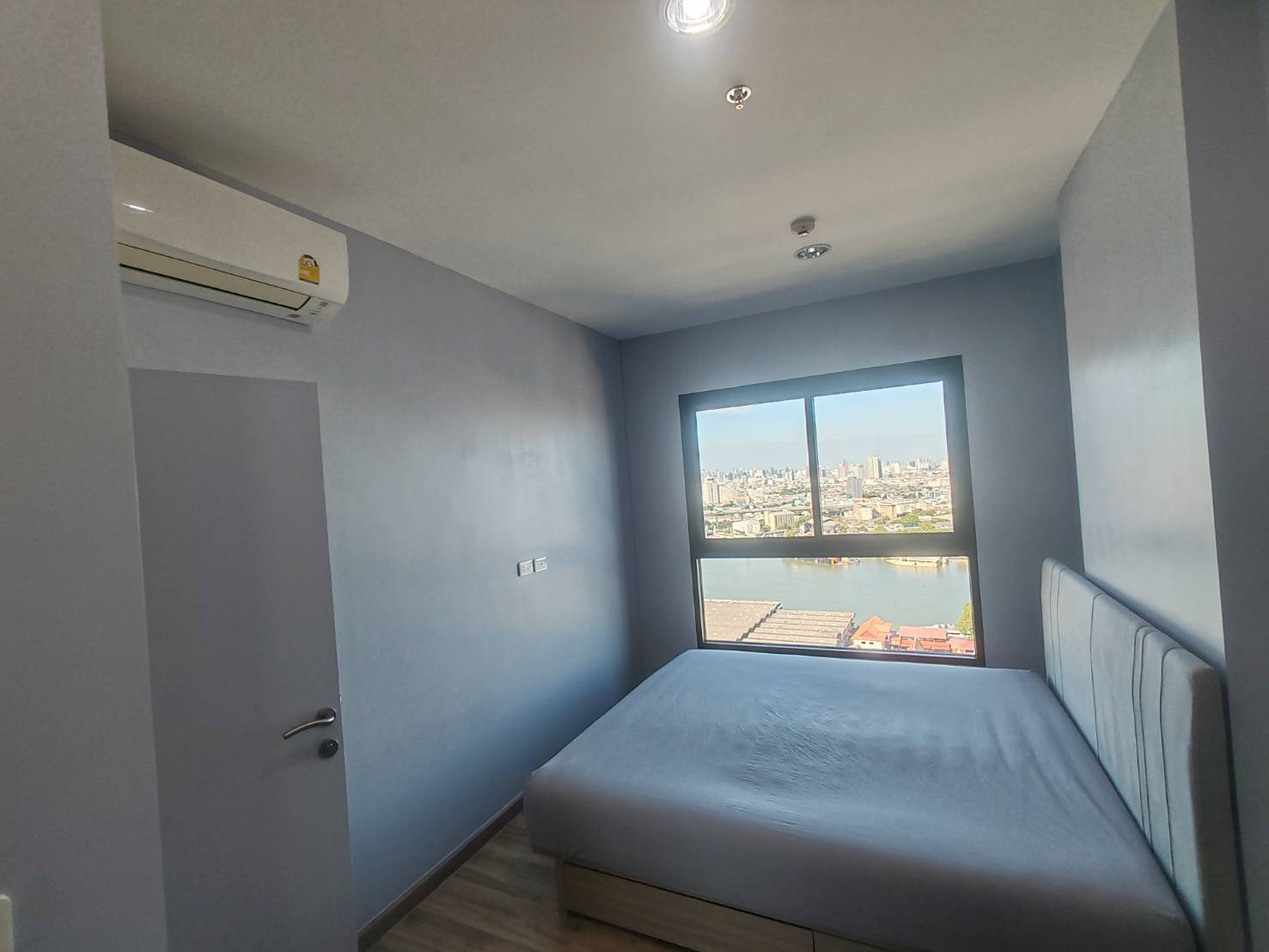 For rent, best price, niche mono, Charoen Nakhon, 2 bedrooms, 180 degree Chao Phraya view. Travel to Bangrak, Sathorn, Icon Siam conveniently 0649742441 (Eng below)