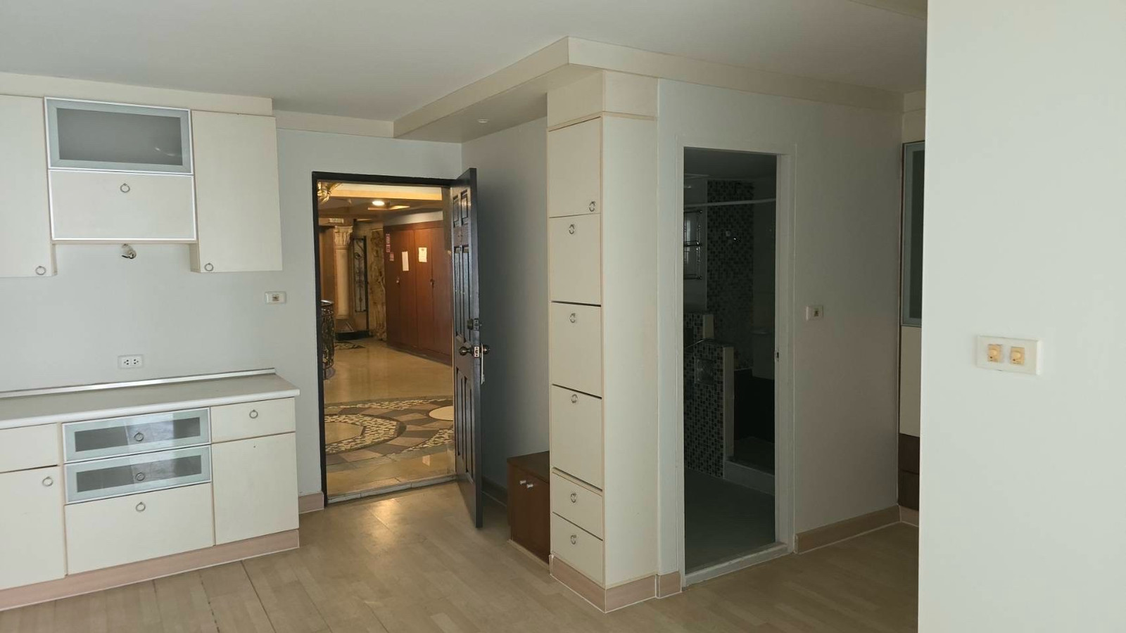 Condo for sale, Champs Elysees Chaengwattana, only 1 kilometer, Central Plaza Chaengwattana, near STOU, size 52 sq m., 4th floor, price 950,000 baht, interested 097 465 5644