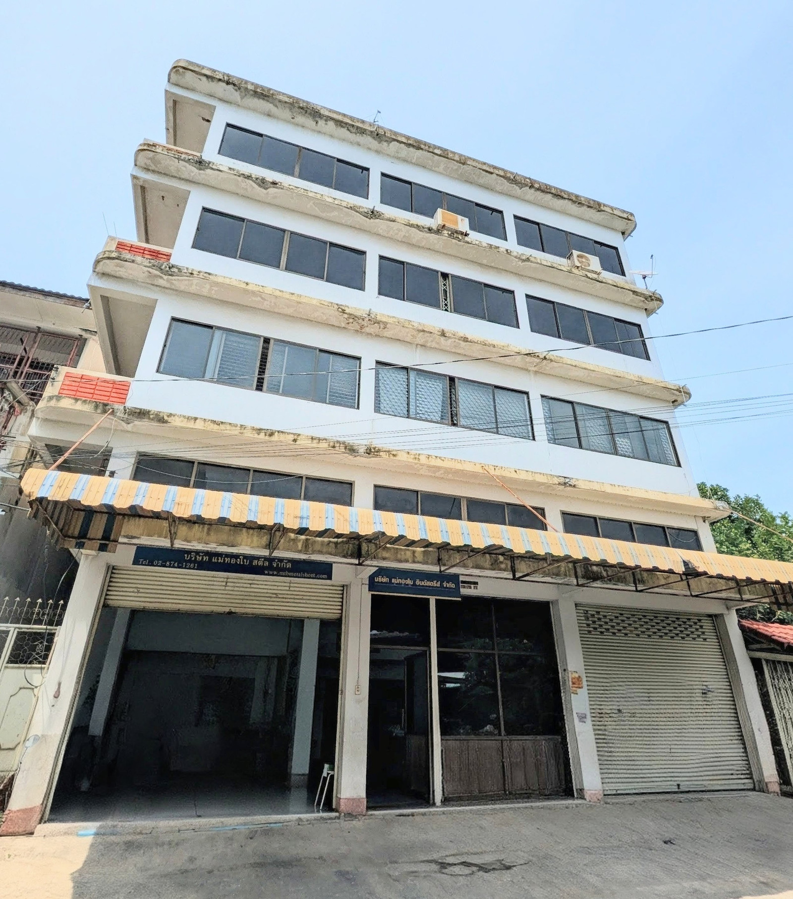 Office for long term lease Warehouse factory for lease long term, Rama 2 Soi 33. Industrial buildings for lease 450 meters from main road, near Rama 2 expressway. Large space with a total of over 1,000 sq.m. 