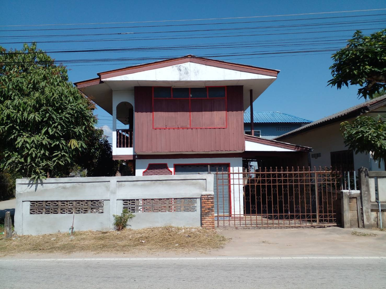 Selling very cheap! 2-story detached house, 36 sq m, only 5 hundred thousand baht, trading location in front of Ban Bo Saeng School, Phaya Mengrai District, Chiang Rai Province.