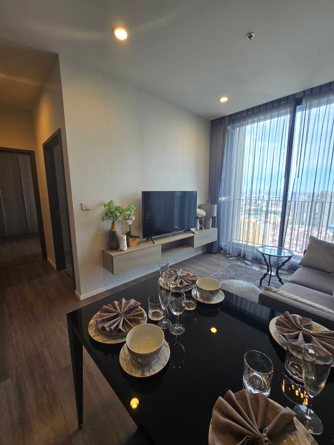 For Sale Whizdom Essence, corner room, 2 Bed 2 Bath, FL.35, selling 2 bedrooms, 2 bathrooms, corner room, 35th floor.