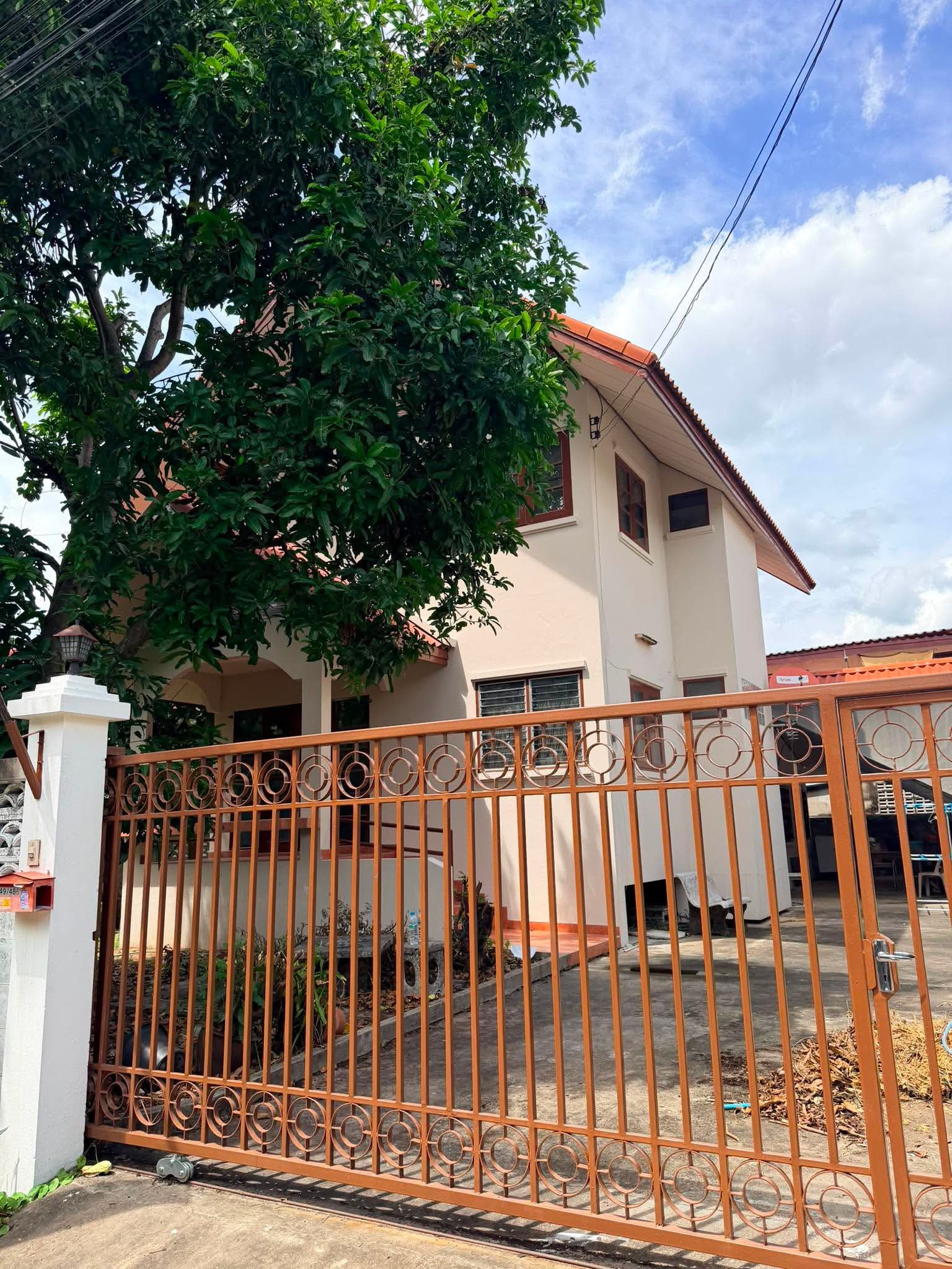 2-story detached house for rent, potential location, Soi Charansanitwong 37.