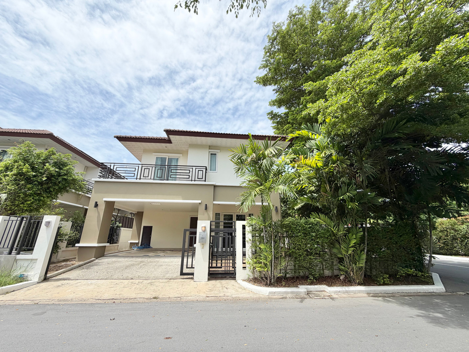 บ้านเลขที่ผลรวมดี วิลล่า นครินทร์ บ้านเดี่ยวแปลงมุม 210 ตร.ม. หันทิศเหนือ ทั้งโครงการไม่ถึง 150 หลัง ใกล้ ทางด่วน และสนามบิน เพียง 15 นาที 15.9 ล้าน บ้านเลขที่ผลรวมดี วิลล่า นครินทร์ บ้านเดี่ยวแปลงมุม 210 ตร.ม. หันทิศเหนือ ทั้งโครงการไม่ถึง 150 หลัง ใกล้ ทางด่วน และสนามบิน เพียง 15 นาที 15.9 ล้าน
